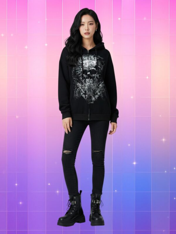 Jeune femme debout, portant le gilet oversize style Y2K au design graphique noir, sur fond rose violet dégradé à effet pixel et étoiles.