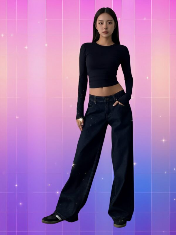 Fille coréenne en jean style Y2K taille basse silhouette coréenne, haut noir moulant, fond rose violet pixelisé avec étoiles scintillantes.