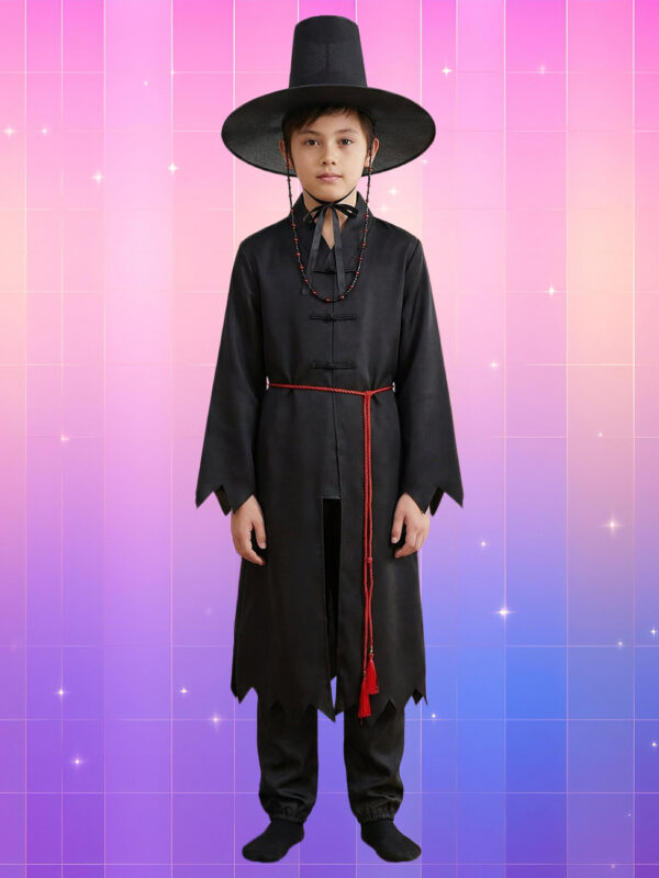 Une jeune garçon typé asiatique portant un déguisement Kpop Demon Hunters Saja Boys noir avec une ceinture cordon rouge, se tenant droit les bras le long du corps, sur un fond artificiel coloré avec un gradient allant du rose au violet.