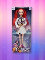 Une poupée Mira Kpop Demon Hunters aux cheveux rouges et à la tenue blanche et noire dans son emballage, tenant son arme à la main, sur un fond artificiel coloré avec un gradient allant du rose au violet.