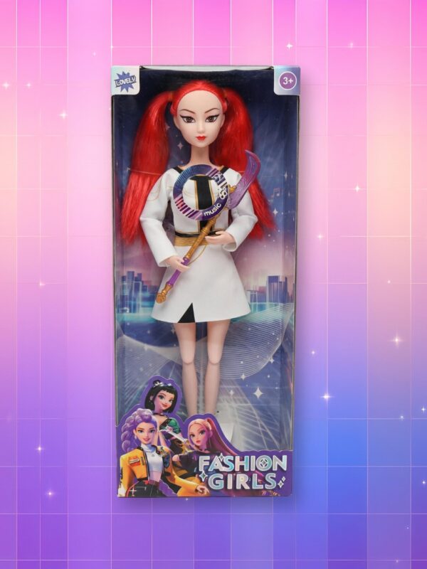 Une poupée Mira Kpop Demon Hunters aux cheveux rouges et à la tenue blanche et noire dans son emballage, tenant son arme à la main, sur un fond artificiel coloré avec un gradient allant du rose au violet.