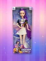 Une poupée Kpop Demon Hunters Rumi aux cheveux violets et à la tenue blanche et noire dans son emballage, tenant son épée à la main, sur un fond artificiel coloré avec un gradient allant du rose au violet.