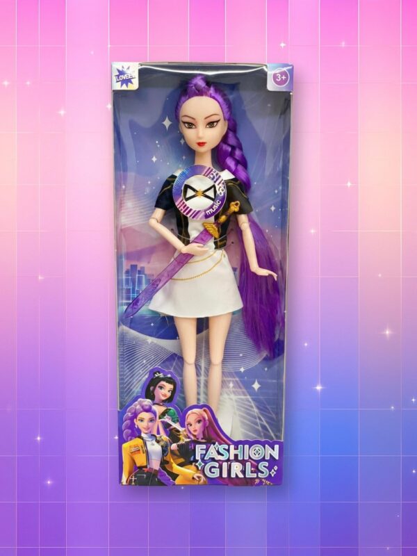 Une poupée Kpop Demon Hunters Rumi aux cheveux violets et à la tenue blanche et noire dans son emballage, tenant son épée à la main, sur un fond artificiel coloré avec un gradient allant du rose au violet.