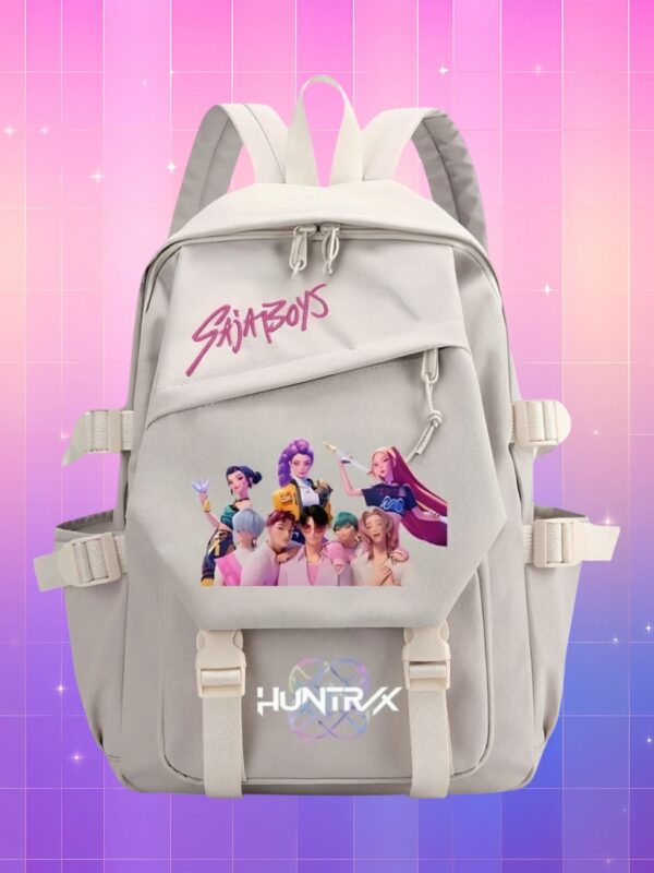 Un Sac à dos K-pop Demon Hunters confort stylé primaire est beige clair, orné d’un groupe animé de K-pop coloré avec les logos "SAJABOYS" et "HUNTRAX" sur fond dégradé de rose et violet.