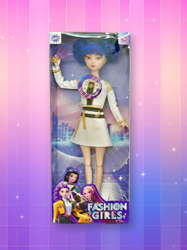 Une poupée Kpop Demon Hunters Zoey aux cheveux bleus et à la tenue blanche, noire et dorée dans son emballage, sur un fond artificiel coloré avec un gradient allant du rose au violet.