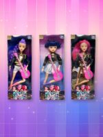 Un lot de 3 poupées Kpop Demon Hunters représentant Rumi, Mira et Zoey, chacune dans sa boîte et avec sa guitare rose, sur un fond artificiel coloré avec un gradient allant du rose au violet.