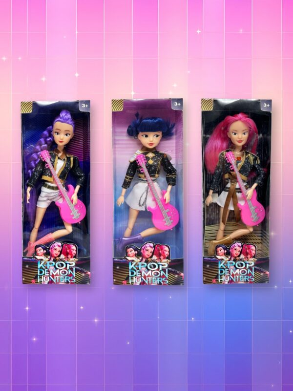 Un lot de 3 poupées Kpop Demon Hunters représentant Rumi, Mira et Zoey, chacune dans sa boîte et avec sa guitare rose, sur un fond artificiel coloré avec un gradient allant du rose au violet.