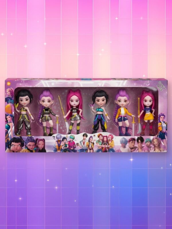 Un coffret de 6 jouets figurines Huntrix Kpop Demon Hunters contenant des figurines de Rumi, Mira et Zoey en double dans deux tenues différentes, sur un fond artificiel coloré avec un gradient allant du rose au violet.