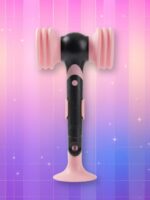 Un lightstick Blackpink version 2 sous la forme comme d'un marteau au corps noir et aux bouts latéraux roses avec effet accordéon, accroché à son support, sur un fond artificiel coloré avec un gradient allant du rose au violet.
