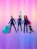Un lot de 5 figurines Kpop Demon Hunters représentant Derpy, Rumi, Mira, Zoey et Sussy en tenue de combat, arme à la main, sur un fond artificiel coloré avec un gradient allant du rose au violet.