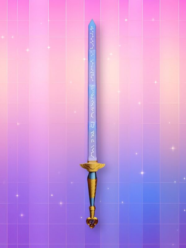 Un jouet Kpop Demon Hunters épée de Rumi, montrant une épée bleue et violette avec des runes inscrites dessus et un manche bleu et doré, sur un fond artificiel coloré avec un gradient allant du rose au violet.