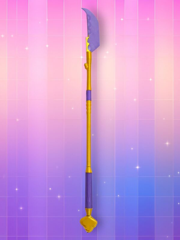 Un jouet Kpop Demon Hunters hallebarde de Mira doré et violet, sur un fond artificiel coloré avec un gradient allant du rose au violet.