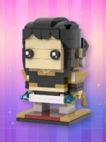 Un jeu Kpop Demon Hunters représentants des blocs de construction assemblés, formant une version lego de Zoey, sur un fond artificiel coloré avec un gradian allant du rose au violet.