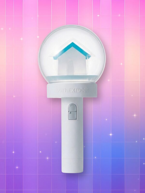 Un lightstick Boynextdoor bluetooth composé d'un manche blanc et d'un dôme contenant une maison blanche au toit bleu, le tout sur un fond artificiel coloré avec un gradient allant du rose au violet.
