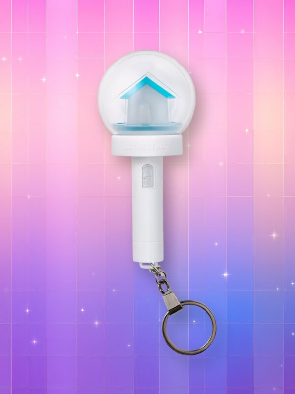 Un boynextdoor lightstick version porte-clés composé d'un manche blanc et d'un dôme contenant une maison blanche au toit bleu, le tout sur un fond artificiel coloré avec un gradient allant du rose au violet.