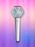Un Exo lightstick version 3, présentant une manche blanc et une tête en hexagone contenant le logo du groupe en relief, sur un fond artificiel coloré avec un gradient allant du rose au violet.