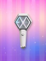 Un Exo lightstick version porte-clés, présentant une manche blanc et une tête en hexagone contenant le logo du groupe en relief, sur un fond artificiel coloré avec un gradient allant du rose au violet.