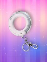 Un Lightstick Itzy version porte-clés en forme de light ring blanc en plastique, sur un fond artificiel coloré avec un gradient allant du rose au violet.