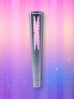 Un lightstick Le Sserafim dans sa version standard, de forme cylindrique avec une forme abstraite à l'image de leur logo découpée dans la partie supérieure du lightstick, diffusant de la lumière, sur un fond artificiel coloré avec un gradient allant du rose au violet.
