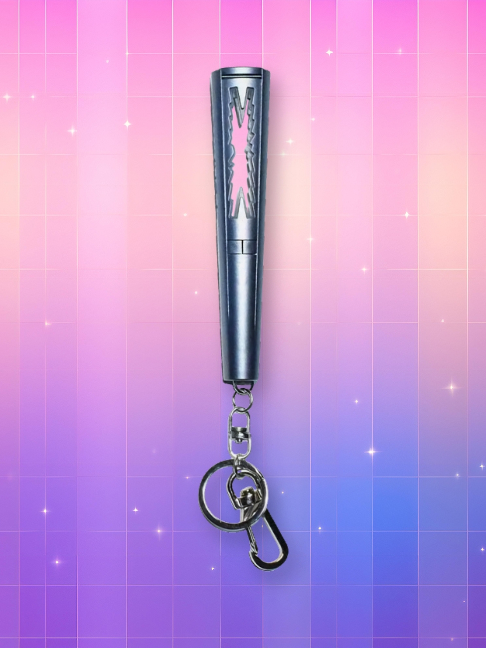 Un lightstick Le Sserafim version porte-clés, de forme cylindrique avec une forme abstraite à l'image de leur logo découpée dans la partie supérieure du lightstick, diffusant de la lumière, sur un fond artificiel coloré avec un gradient allant du rose au violet.
