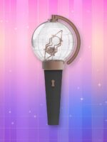 Un lightstick Ateez Lightiny version 1, avec un manche noir, un tour de serrure couleur bronze dessus et un bulbe transparent avec un sablier couleur bronze à l'intérieur, orné d'un arc de cercle vertical sur l'extérieur du bulbe, le tout sur un fond artificiel coloré avec un gradient allant du rose au violet.