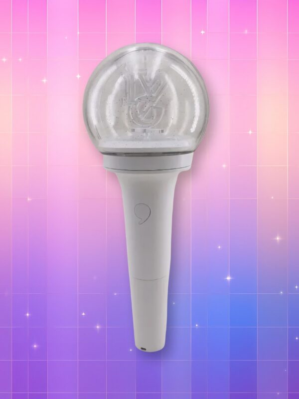 Un lightstick Ive version 1 entièrement blanc, présentant un manche légèrement en entonnoir et un bulbe transparent enfermant le logo du group, sur un fond artificiel coloré avec un gradient allant du rose au violet.