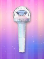 Un lightstick Seventeen Carat Bong version 2 à l'aspect nacré, présentant un manche droit et un bulbe à l'aspect de diamant, contenant un diamant bleu, sur un fond artificiel coloré avec un gradient allant du rose au violet.