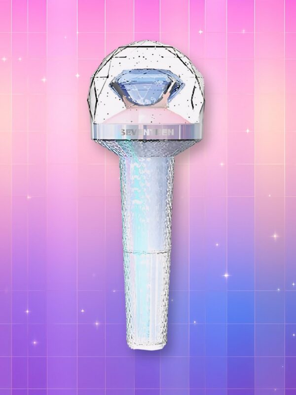 Un lightstick Seventeen Carat Bong version 2 à l'aspect nacré, présentant un manche droit et un bulbe à l'aspect de diamant, contenant un diamant bleu, sur un fond artificiel coloré avec un gradient allant du rose au violet.