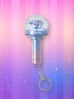 Un lightstick Seventeen Carat Bong version porte-clés 10ème anniversaire bicolore rose et bleu, présentant un manche droit et un bulbe enfermant un diamant, sur un fond artificiel coloré avec un gradient allant du rose au violet.