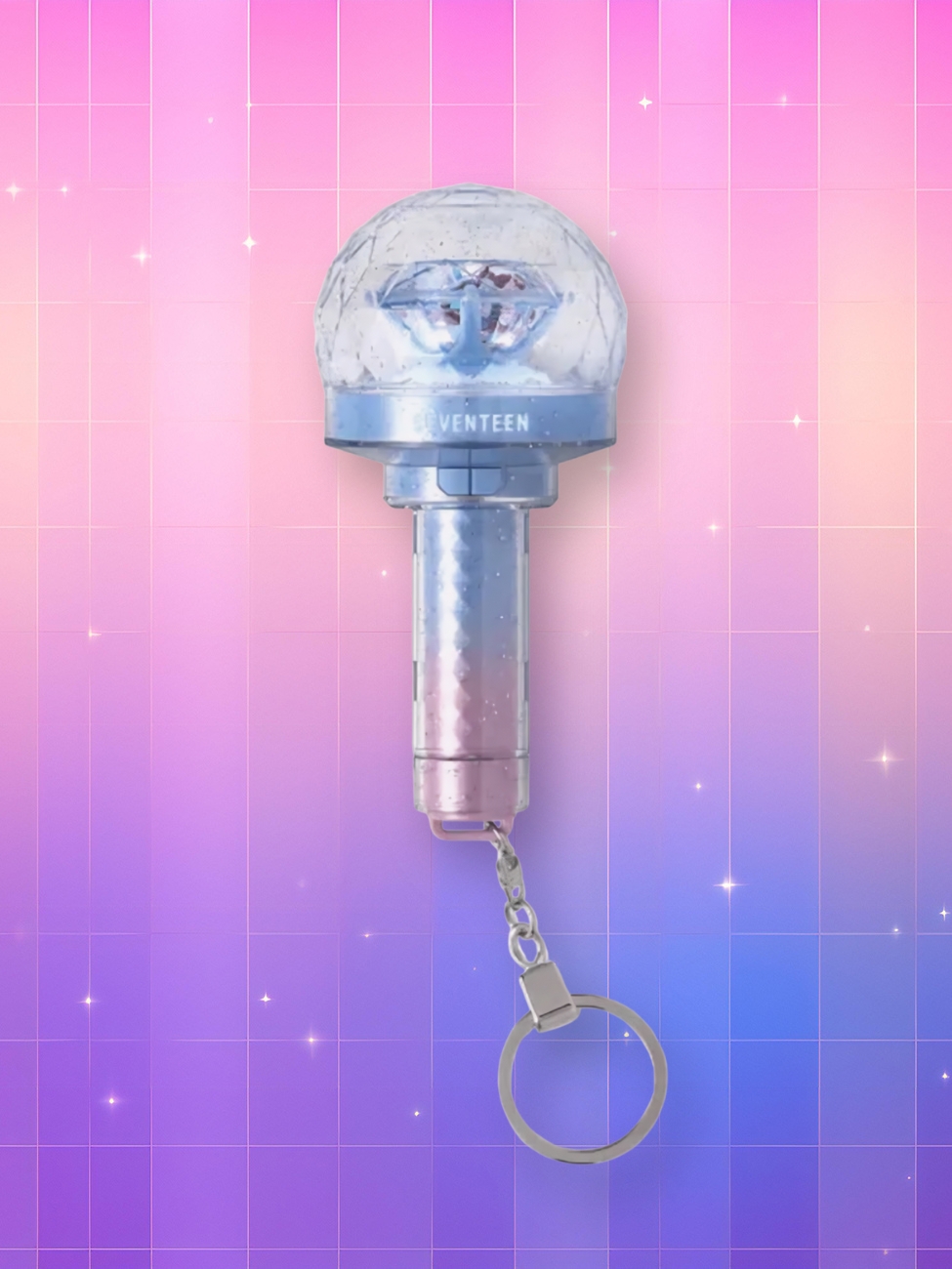 Un lightstick Seventeen Carat Bong version porte-clés 10ème anniversaire bicolore rose et bleu, présentant un manche droit et un bulbe enfermant un diamant, sur un fond artificiel coloré avec un gradient allant du rose au violet.