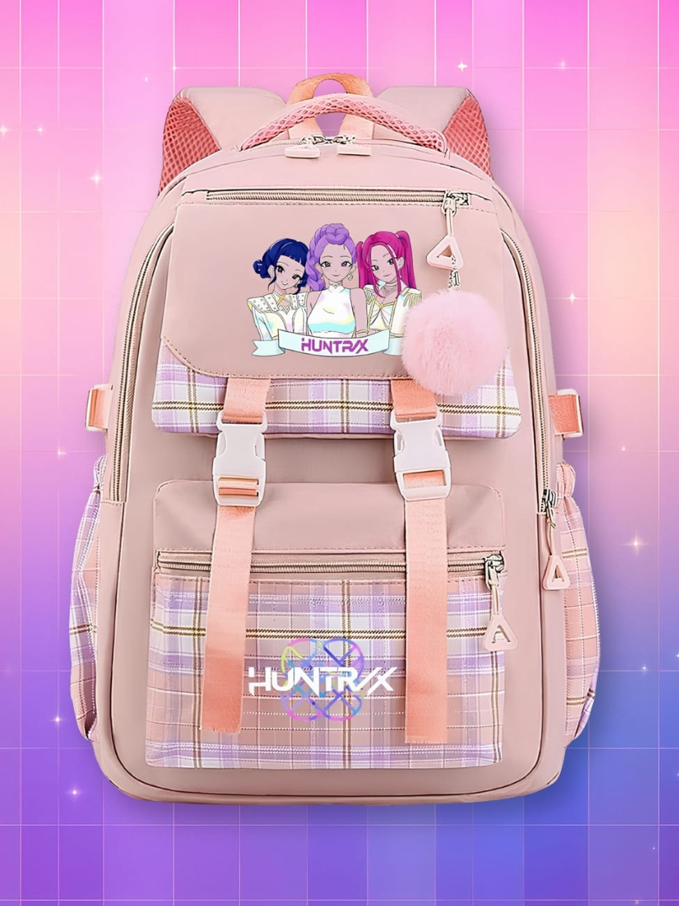 Cartable Kpop Demon Hunters avec motif à carreaux. Le cartable est rose clair avec plusieurs espaces de rangements et deux sangles à clips sur le devant. Un motif des héroïnes imprimé sur la partie haute. Sur fond dégradé de rose à violet.