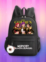 Cartable Kpop Demon Hunters imperméable avec oreilles et pompon de couleur noir avec une poche frontale. Le titre du film sur la poche du bas et un imprimé des 3 héroïnes du film avec l'inscription GOLDEN en doré. Sur fond dégradé de rose à violet.