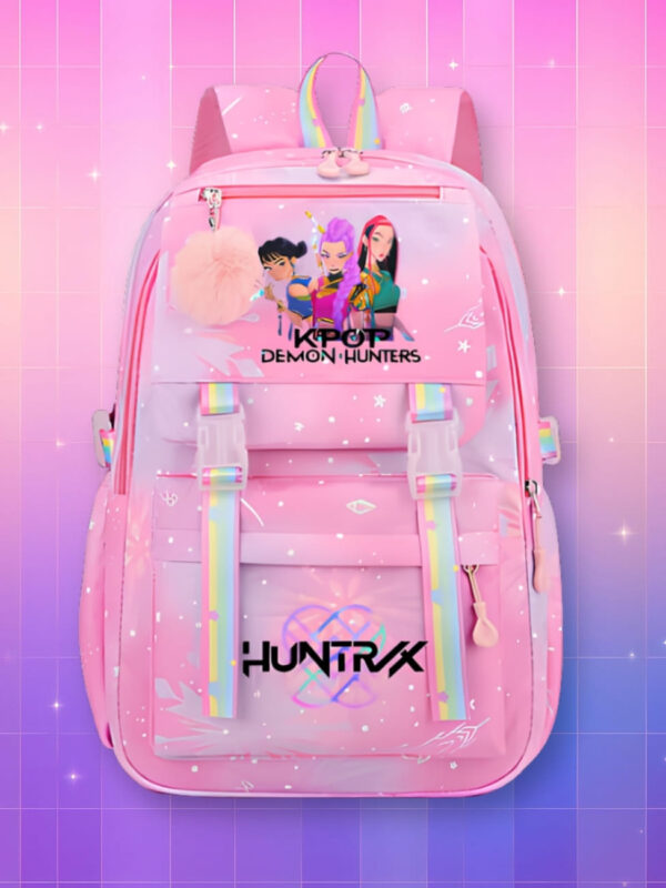 Cartable Kpop Demon Hunters multi compartiments de couleur rose, deux sangles multicolores qui se ferment sur le devant, un motif des héroïnes sur le haut et l'inscription "Huntrix" sur le bas. Sur fond dégradé de rose à violet.