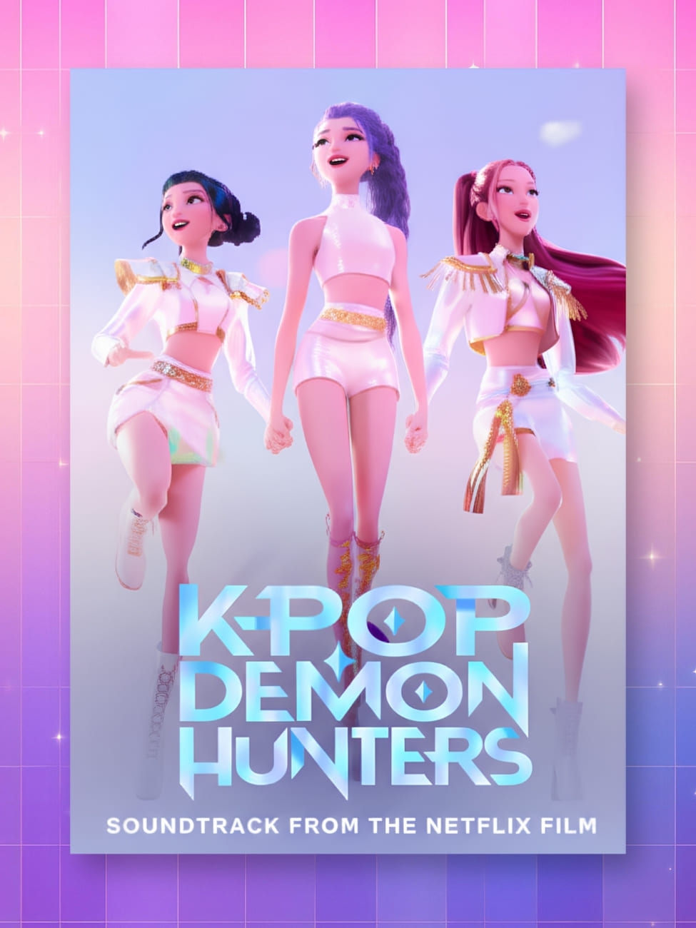 Poster Kpop Demon Hunters tenues de scène où on y voit Mira, Rumi et Zoey en tenues de scène blanches sur fond bleu ciel. Le nom du film en majuscules en dessous. Sur fond dégradé de rose à violet.