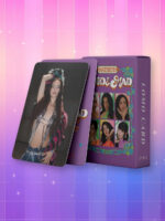 Photocard Kpop Katseye Mod&Mad, paquet violet sur fond dégradé de rose à violet.