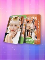 Photocard Kpop Twice. Le paquet de cartes est vertical sur fond dégradé de rose à violet.