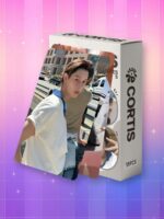 Photocard Kpop du groupe Cortis sur fond dégradé de rose à violet.