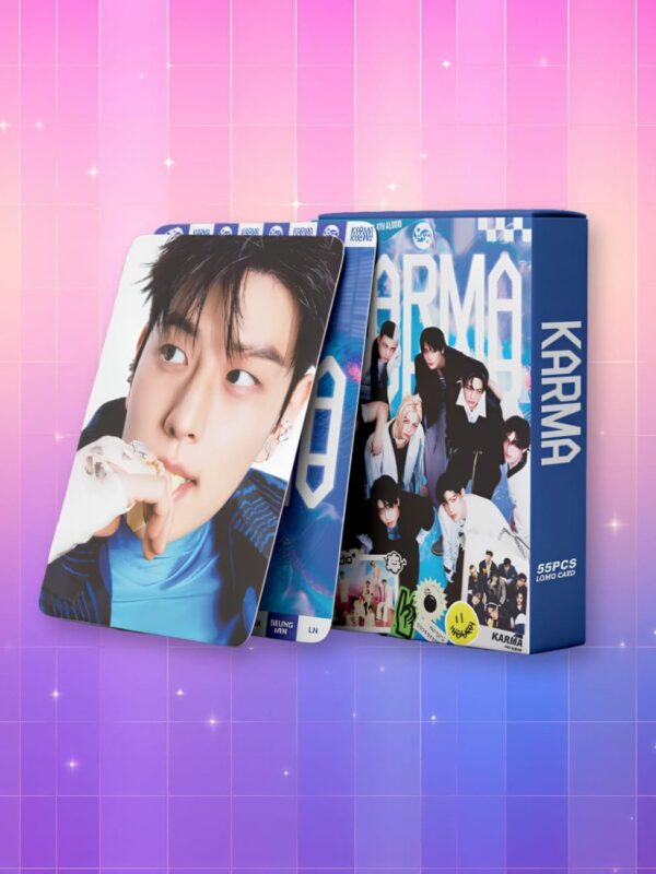 Photocard Stray Kids album Karma, paquet bleu avec tous les chanteurs. Sur fond dégradé de rose à violet.