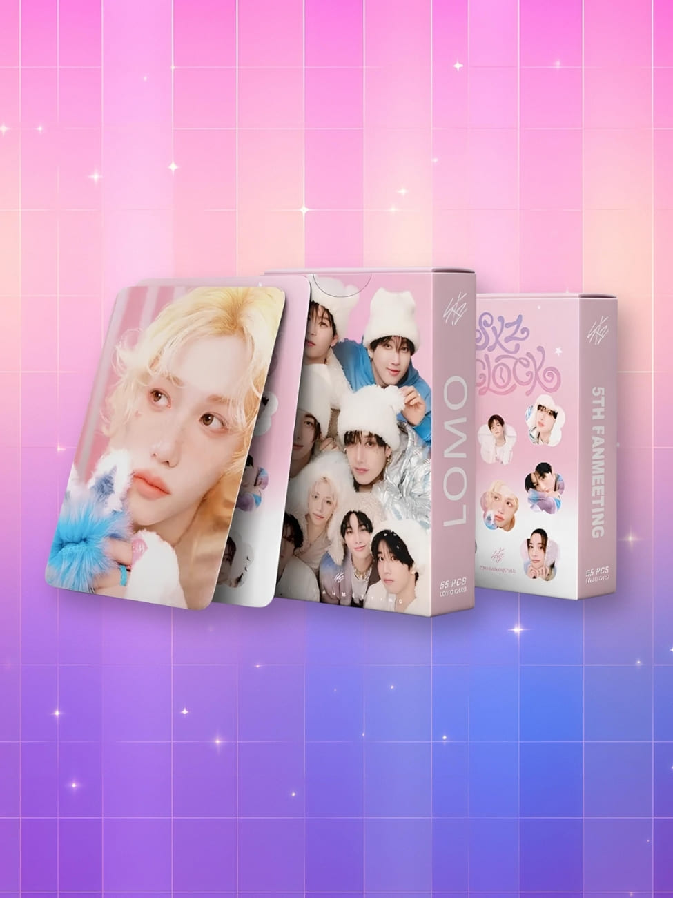 Photocard Stray Kids collection SKZ 5'CLOCK, un paquet rose à l'effigie des membres du groupe sur fond dégrad de rose à violet.