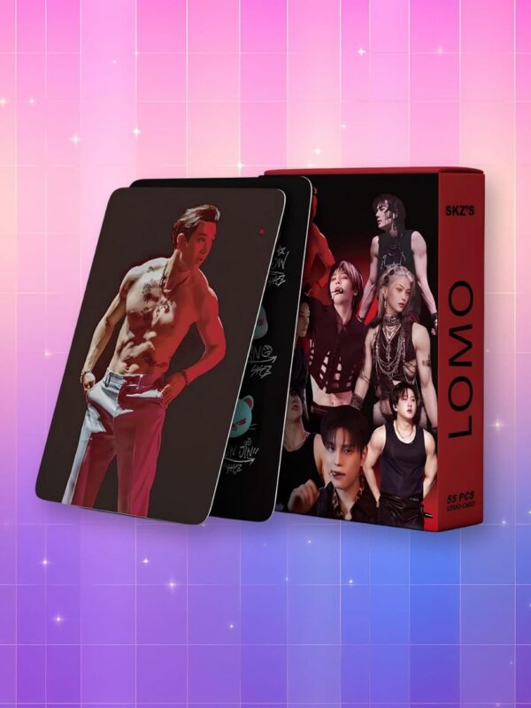 Photocard Stray Kids collection sexy. On y voit la boite noire et rouge sur fond dégradé de rose à violet.