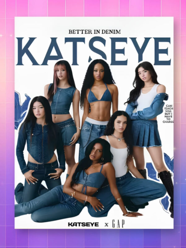 Poster Kpop Katseye où l'on y voit les membres du groupe musical habillées en tenue bleue sur fond blanc avec leur nom de groupe en majuscule bleue au-dessus. Sur fond dégradé de rose à violet.