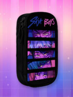 Trousse Kpop Demon Hunters Saja Boys de couleur noire avec un motif des Saja Boys en forme de rectangle dans lesquels on y voit un visage en couleurs. Sur fond dégradé de rose à violet.