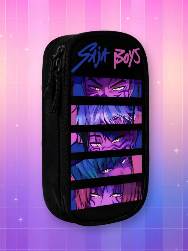 Trousse Kpop Demon Hunters Saja Boys de couleur noire avec un motif des Saja Boys en forme de rectangle dans lesquels on y voit un visage en couleurs. Sur fond dégradé de rose à violet.