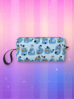 Trousse Kpop Demon Hunters bleue motifs Derpy avec cordon noir sur le côté gauche. Sur fond dégradé rose à violet.