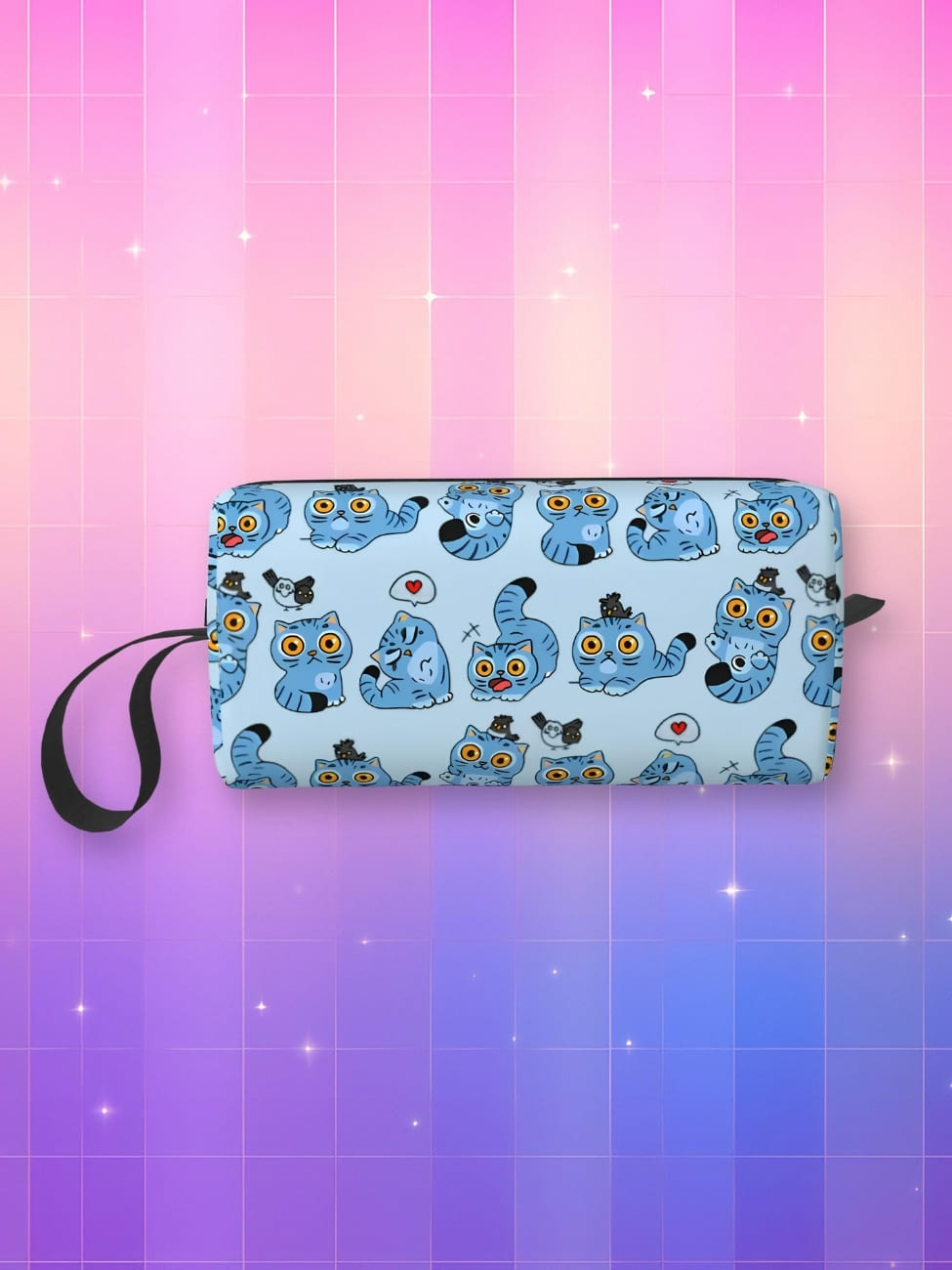 Trousse Kpop Demon Hunters bleue motifs Derpy avec cordon noir sur le côté gauche. Sur fond dégradé rose à violet.