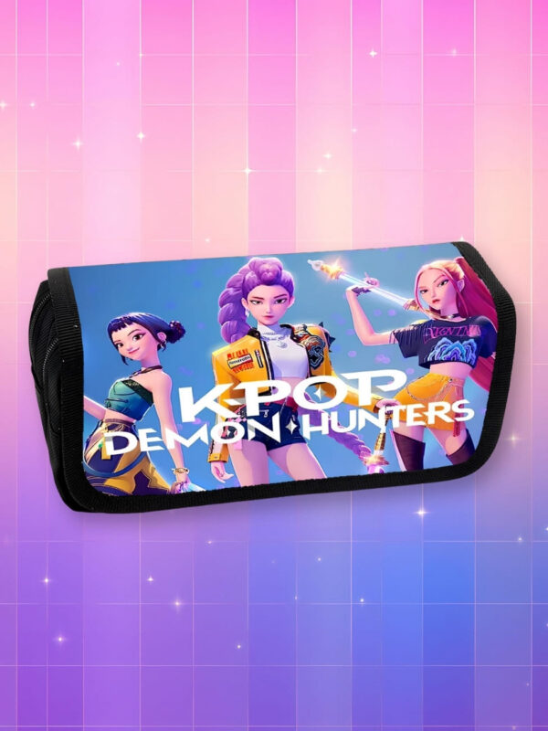 Trousse Kpop Demon Hunters trois compartiments avec rabas. La trousse est noire et le motif montre les trois héroïnes du film avec le titre. Sur fond dégradé de rose à violet.