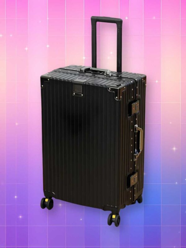 Valise coréenne sécurisée grand format de couleur noire avec roulettes et poignée. En ABS. Sur fond dégradé de rose à violet.