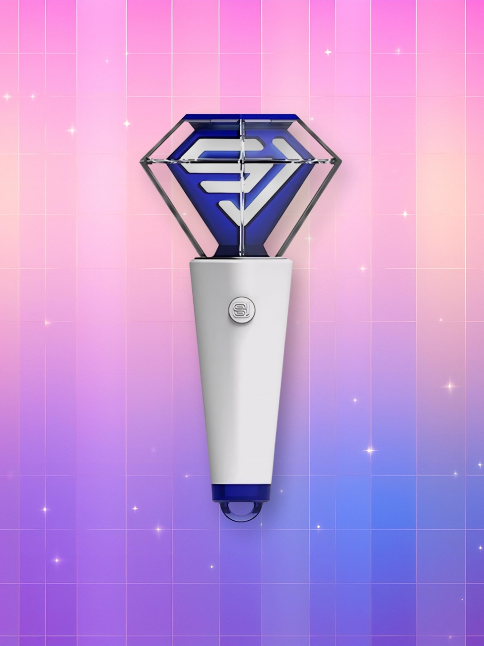 Un lightstick Super Junior version porte-clés présentant un manche blanc et un dôme en forme de diamant contenant le logo de leur groupe gravé dans un diamant bleu à l'intérieur du dôme, sur un fond artificiel coloré avec un gradient allant du rose au violet.