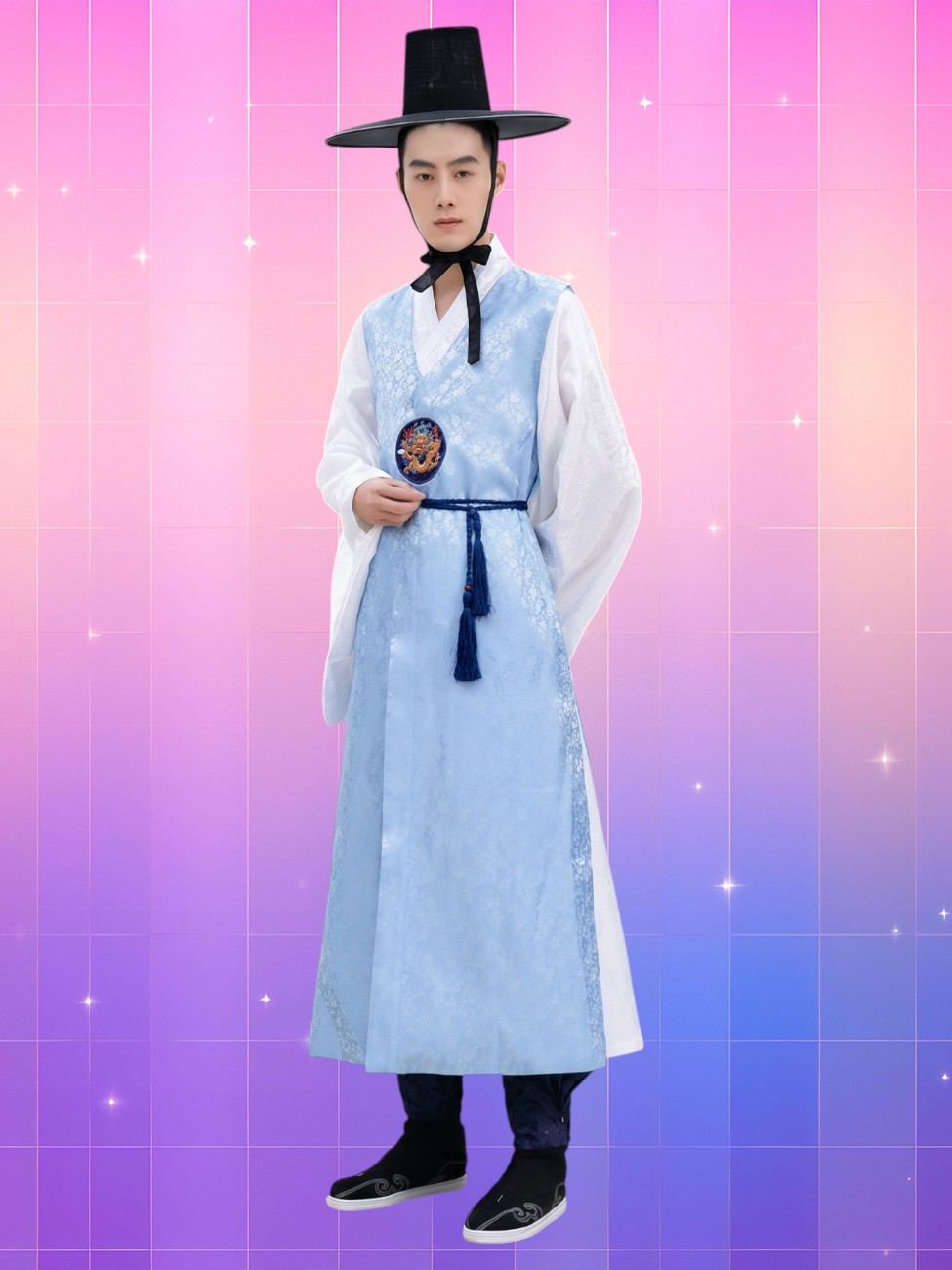 Un homme pose avec le Hanbok homme coréen traditionnel cérémonie bleu ciel, chapeau noir traditionnel sur fond rose-violet dégradé, évoquant élégance et histoire.