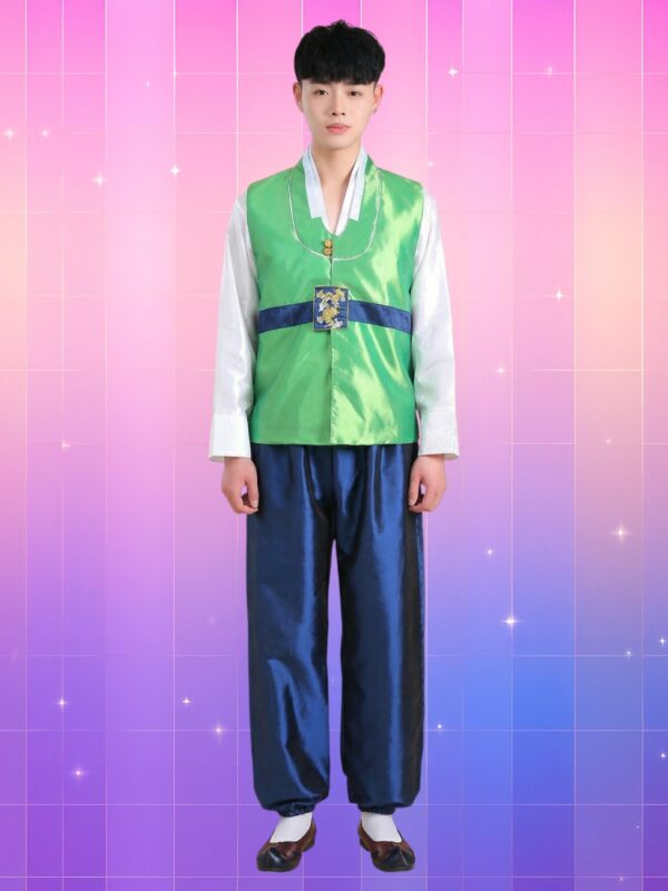 Un jeune homme porte un Hanbok traditionnel vert et bleu marine, debout face à un fond dégradé rose et violet avec des étoiles brillantes.